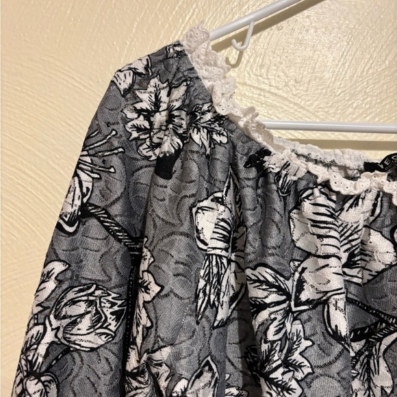 Chic Floral Black and White Blouse - Picture 6 of 8